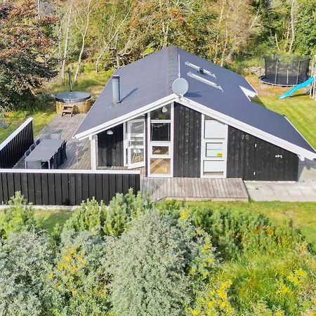 8 Person In Albaek-by Traum *