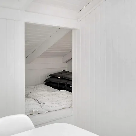8 Person In Albaek-by Traum